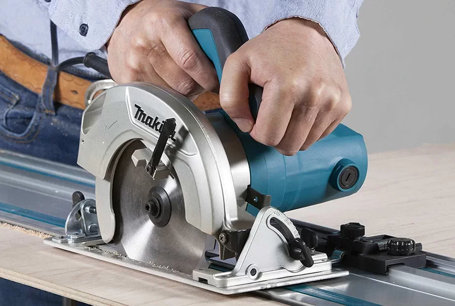  Using a Makita circular saw to cut wood