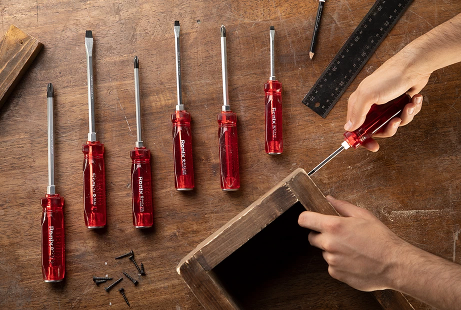 A carpenter using Ronix screwdriver set