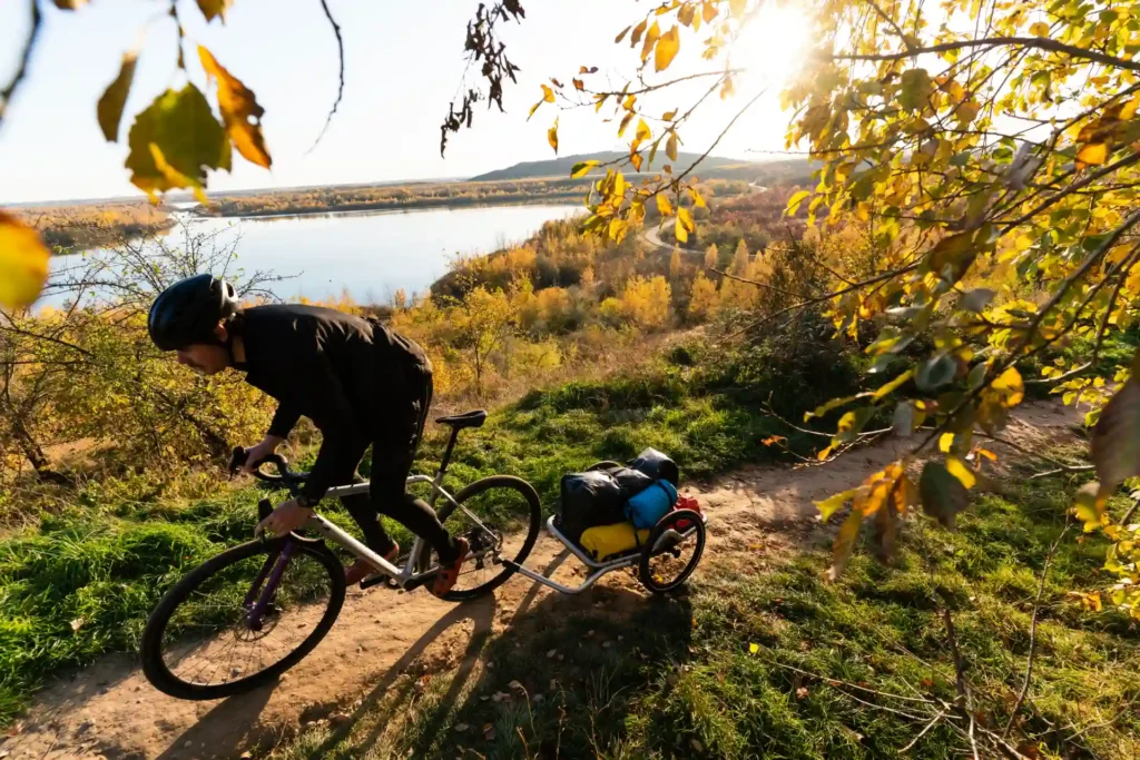 fahrradfahrer mit fahrradanhänger im gelände, fahrradanhänger schloss