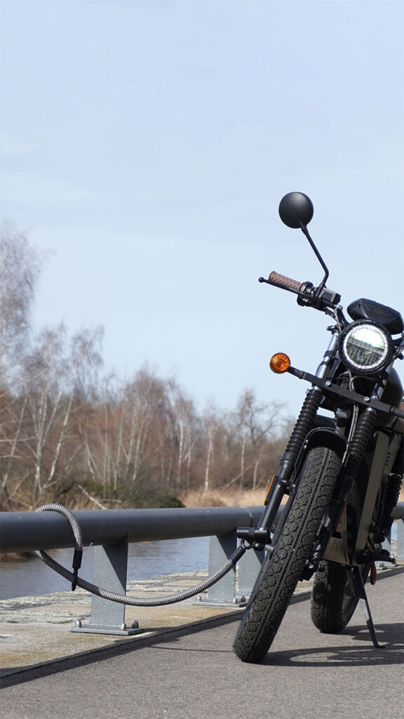 Fahrradschloss-Verlängerung tex–lock eyelet in grau sichert Motorrad an Leitplanke ab, schloss fahrradanhänger