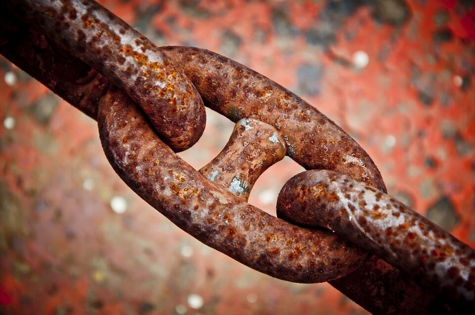 a close up picture of a piece of steel chain that has rusted